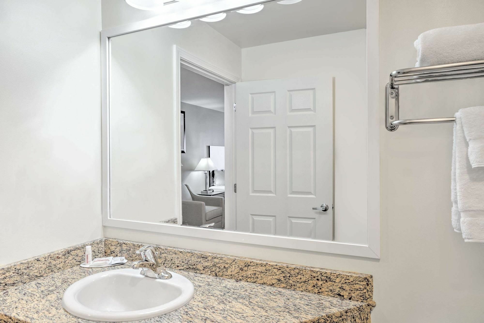 Baymont By Wyndham Essex Burlington Area Hotel Luaran gambar